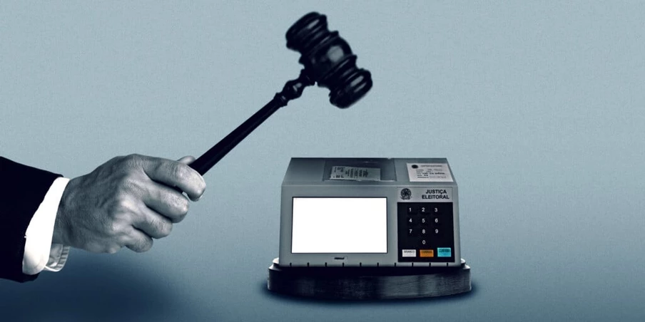 Falas e ações de magistrados viram munição para parlamentares e mídia bolsonaristas na guerra contra o sistema eleitoral brasileiro. Falas e ações de magistrados viram munição para parlamentares e mídia bolsonaristas na guerra contra o sistema eleitoral brasileiro.