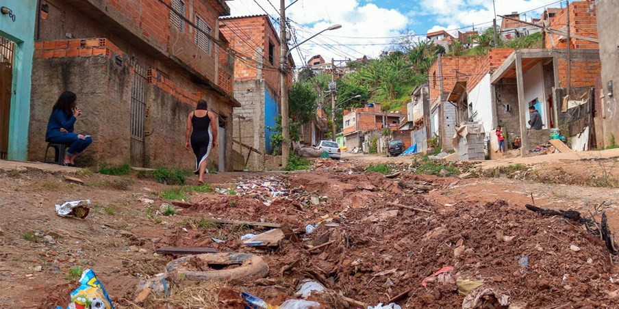 Falta de saneamento básico no bairro de Tâmara impacta na saúde da família. Os buracos e o barro na rua de sua casa dificultam a passagem de carros e moradores. Falta de saneamento básico no bairro de Tâmara impacta na saúde da família. Os buracos e o barro na rua de sua casa dificultam a passagem de carros e moradores.