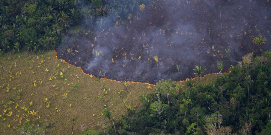 Vista da reserva indígena Uru-Eu-Wau-Wau, em Rondônia, pegando fogo em 24 de setembro de 2016.