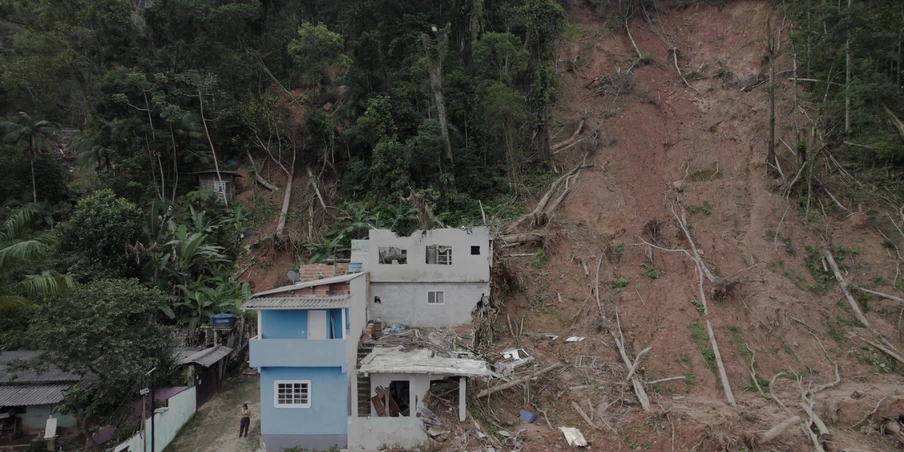 Moradores de São Sebastião cobram da prefeitura e de ONGs os milhões doados após tragédia das chuvas