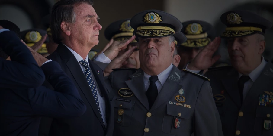 Militares batem continência para Jair Bolsonaro. Em seu governo, colegas da Aman tiveram cargos e promoções com supersalários.