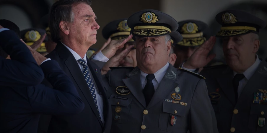 Militares batem continência para Jair Bolsonaro. Em seu governo, colegas da Aman tiveram cargos e promoções com supersalários. Militares batem continência para Jair Bolsonaro. Em seu governo, colegas da Aman tiveram cargos e promoções com supersalários.