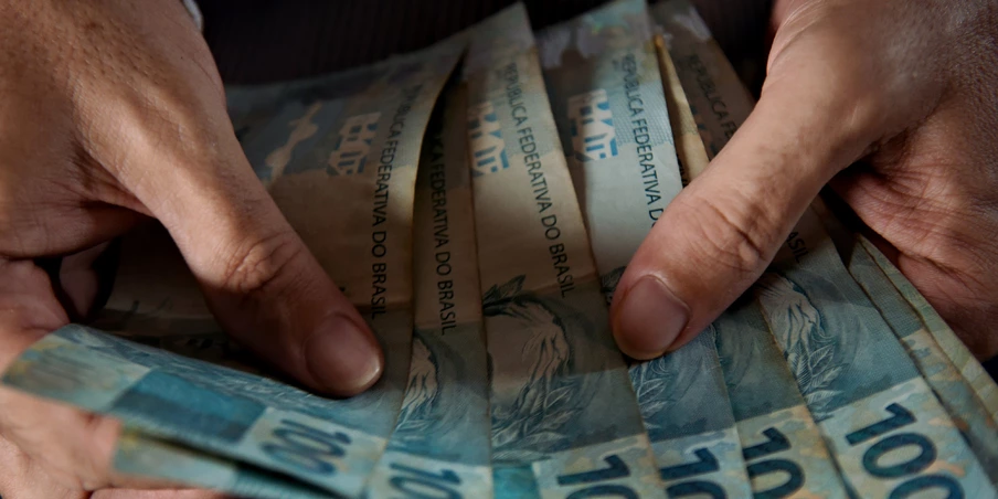 Ex-funcionários do Instituto Vital Brazil, no Rio de Janeiro, afirmam que tinham que devolver metade do salário e não compareciam à empresa – mas, sim, a eventos políticos do então candidato Otoni de Paula. Ex-funcionários do Instituto Vital Brazil, no Rio de Janeiro, afirmam que tinham que devolver metade do salário e não compareciam à empresa – mas, sim, a eventos políticos do então candidato Otoni de Paula.