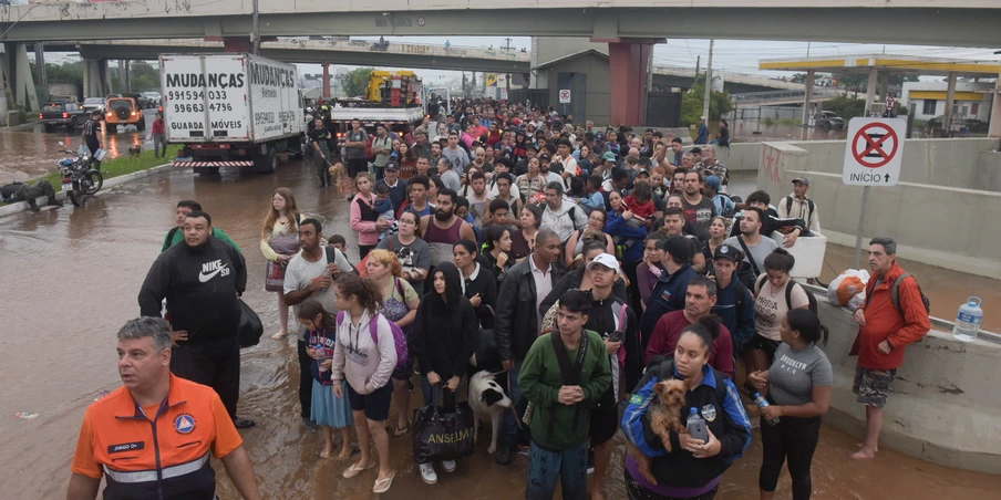 O termo é novo – mas a situação no Rio Grande do Sul mostra que é urgente. Já são 158 mil gaúchos que precisaram deixar suas casas às pressas. Fotos: Alass Derivas. O termo é novo – mas a situação no Rio Grande do Sul mostra que é urgente. Já são 158 mil gaúchos que precisaram deixar suas casas às pressas. Fotos: Alass Derivas.