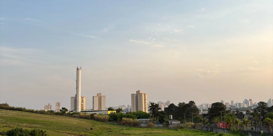Terreno vazio onde deveria estar a construção de condomínio do programa Pode Entrar da Prefeitura de São Paulo. Foto: Laís Martins. Terreno vazio onde deveria estar a construção de condomínio do programa Pode Entrar da Prefeitura de São Paulo. Foto: Laís Martins.