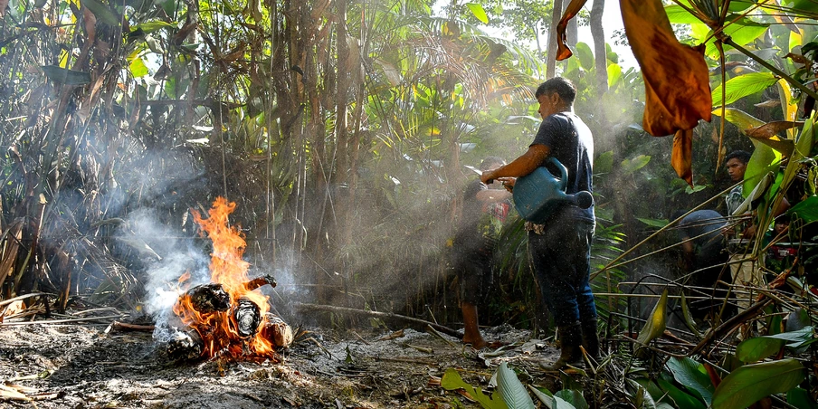Povo Ka’apor pediu ajuda ao Ibama e Funai, mas o reforço não chegou. Órgãos alegam que próprios indígenas provocaram fogo, mas cruzamento de dados indica que focos começaram em fazendas vizinhas. Povo Ka’apor pediu ajuda ao Ibama e Funai, mas o reforço não chegou. Órgãos alegam que próprios indígenas provocaram fogo, mas cruzamento de dados indica que focos começaram em fazendas vizinhas.