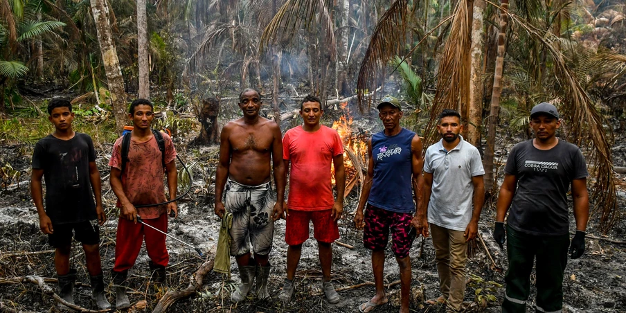 Família uniu esforços para tentar conter o fogo e salvar plantação de açaí (Foto: João Paulo Guimarães) Família uniu esforços para tentar conter o fogo e salvar plantação de açaí (Foto: João Paulo Guimarães)