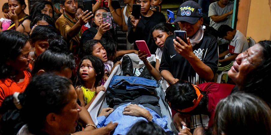 Parentes e amigos se despedem de Basílio Cardona, indígena do povo Warao, durante funeral em Belém, no Pará Parentes e amigos se despedem de Basílio Cardona, indígena do povo Warao, durante funeral em Belém, no Pará