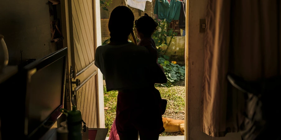 Rede antiaborto pressiona adolescente de 13 anos a ter filho do estuprador e depois a abandona Rede antiaborto pressiona adolescente de 13 anos a ter filho do estuprador e depois a abandona