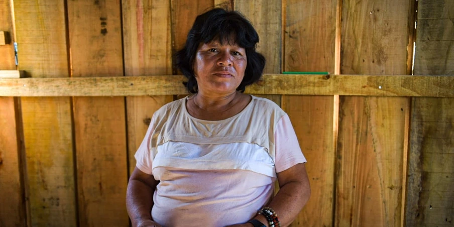 Vizinhos à 'Cidade da IA', os Mbya-Guarany tiveram sua aldeia destruída na enchente e vivem em acampamentos improvisados na beira da estrada. Eles não sabiam do projeto bilionário. Vizinhos à 'Cidade da IA', os Mbya-Guarany tiveram sua aldeia destruída na enchente e vivem em acampamentos improvisados na beira da estrada. Eles não sabiam do projeto bilionário.