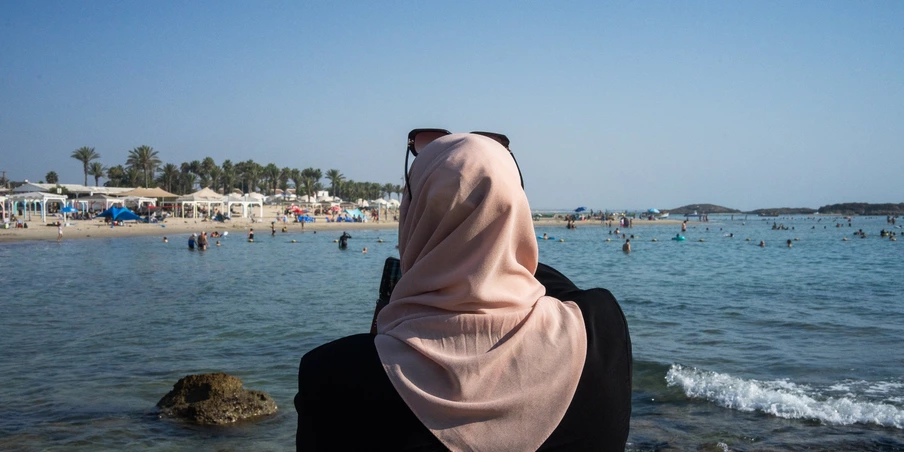 Hoje, turistas passeiam sobre o que foi um vilarejo de palestinos massacrados em 1948. É um “genocídio contínuo”, diz filha de sobrevivente. Foto: Erick Dau/Intercept Brasil. Hoje, turistas passeiam sobre o que foi um vilarejo de palestinos massacrados em 1948. É um “genocídio contínuo”, diz filha de sobrevivente. Foto: Erick Dau/Intercept Brasil.
