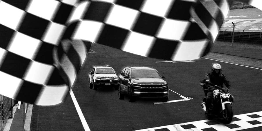 Viaturas da Polícia Civil e da Guarda Municipal são usadas para escoltar VIPs da F1 em carros de luxo pelas ruas de SP Viaturas da Polícia Civil e da Guarda Municipal são usadas para escoltar VIPs da F1 em carros de luxo pelas ruas de SP