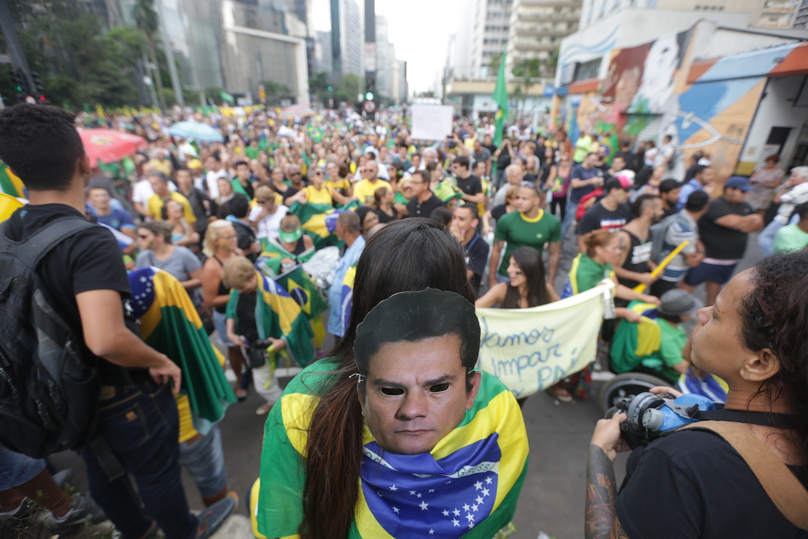 SÃO PAULO, SP, 17.03.2016: PROTESTOS-DILMA - Manifestantes usam máscaras com o rosto do juiz federal Sergio Moro durante protesto na avenida Paulista, região central de São Paulo (SP). O ato é contra a nomeação do ex-presidente Luiz Inácio Lula da Silva para o cargo de ministro-chefe da Casa Civil, contra o governo Dilma e o PT, nesta quinta-feira (17).